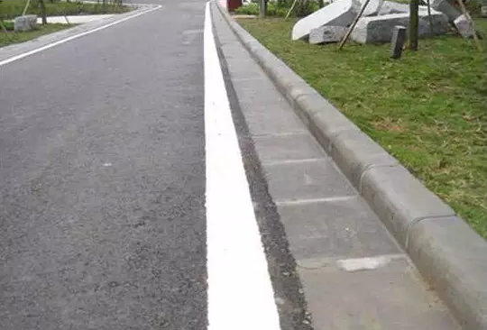 首创 路沿石是在路面上区分车行道,人行道,绿地,隔离带和道路其他部分